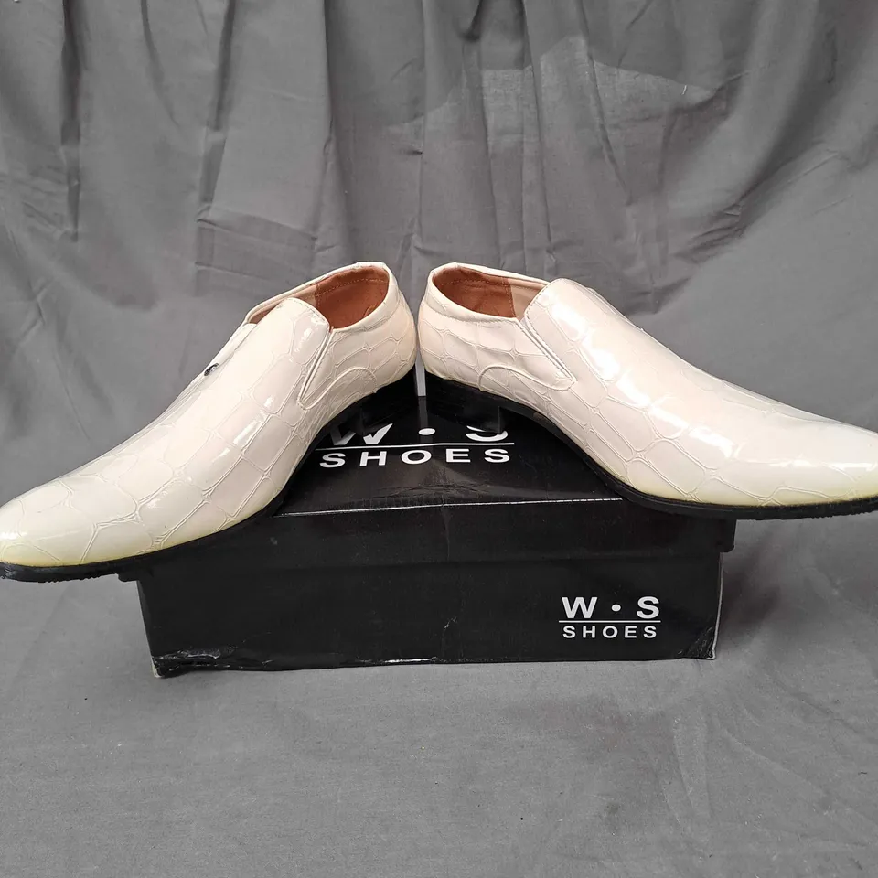 BOX OF APPROXIMATELY 10 PAIRS OF MENS SHOES IN WHITE - VARIOUS SIZES