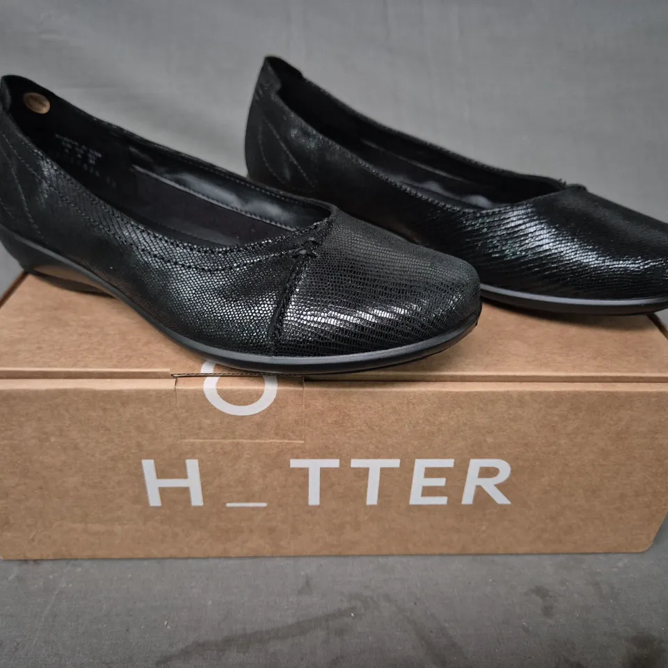 BOXED PAIR OF HOTTER ROBYN II WIDE SHOES IN BLACK LIZARD UK SIZE 4