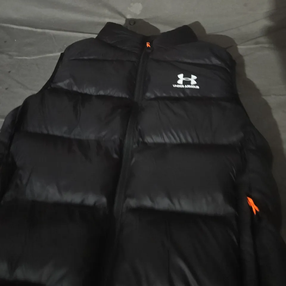 UNDER ARMOUR BLACK PUFFER GILET – SIZE UNSPECIFIED