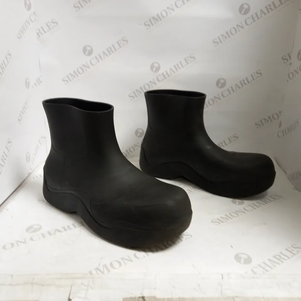 BOTTEGA VENETA BOOTS SIZE 44 BLACK 