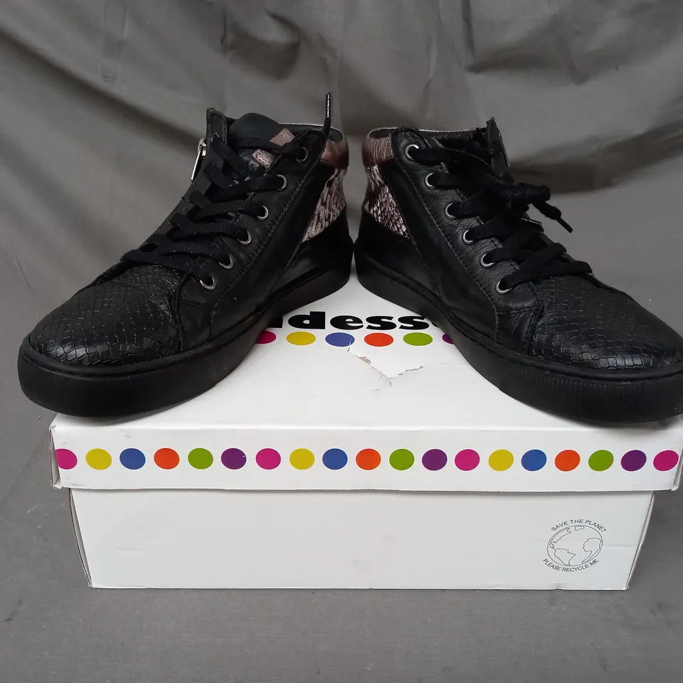 BOXED PAIR OF ADESSO LUNA ZIP TRAINERS IN BLACK SIZE 6