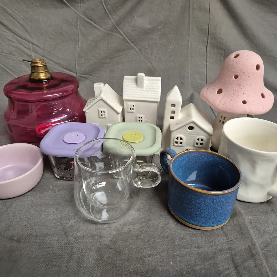 APPROXIMATELY 10 ASSORTED CERAMIC & GLASS HOUSEHOLD ITEMS TO INCLUDE - MUGS - MUSHROOM HOUSE LAMP - LOCKNLOCK CONTAINERS - ETC - COLLECTION ONLY