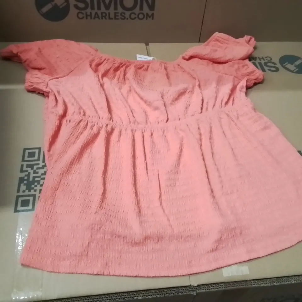 BOXED BRAND NEW APPROXIMATELY 20 SIMPLY BE TEXTURE TOP CORAL SIZE 22