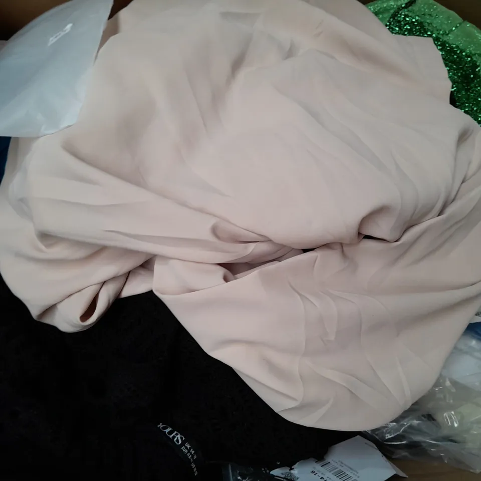 BOX OF APPROXIMATELY 25 ASSORTED CLOTHING ITEMS TO INCLUDE - HAT , POLO SHIRT , BAG ETC