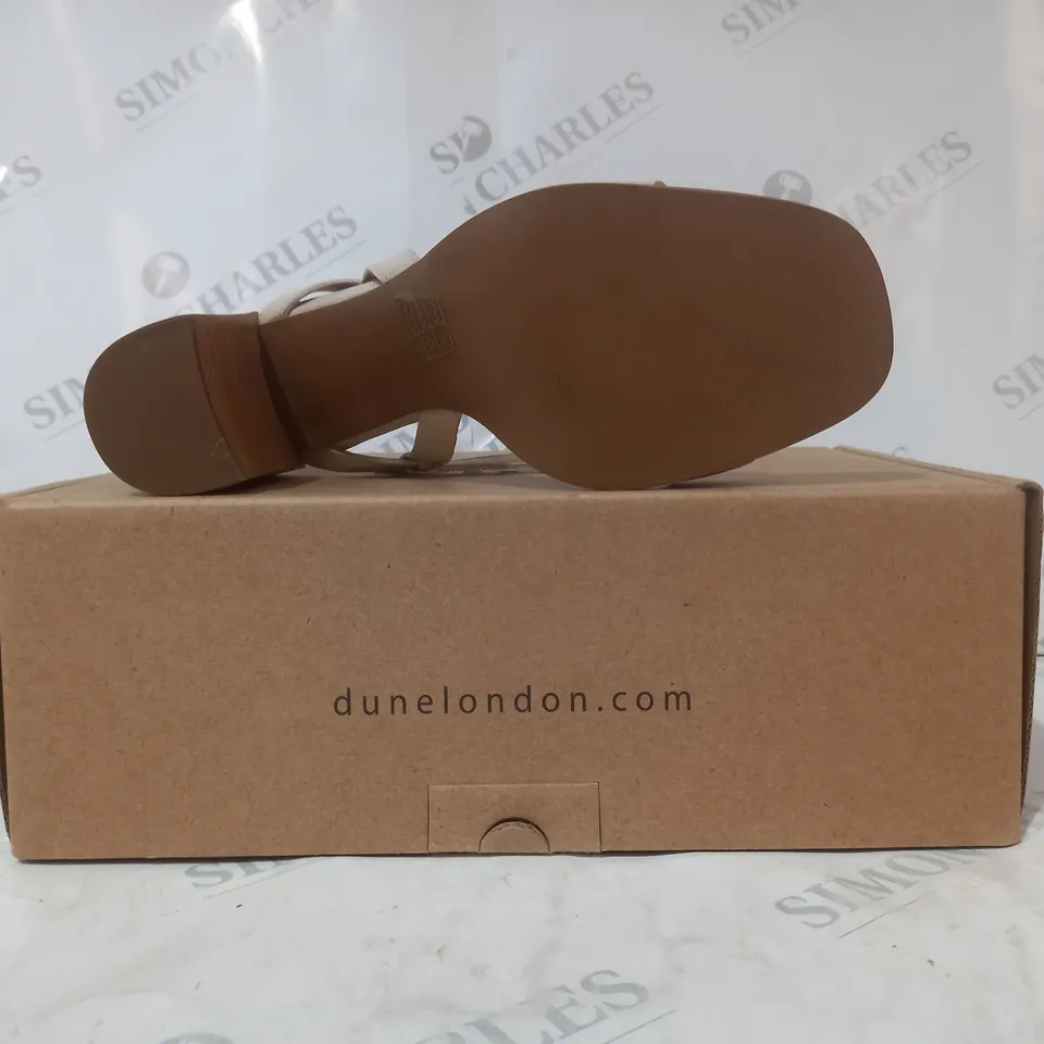 BOXED PAIR OF DUNE LONDON LEATHER SNAFFLE BLOCK HEEL SANDALS IN BEIGE SIZE 6