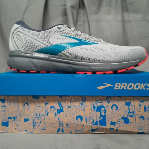 BOXED PAIR OF BROOKS GHOST 14 SHOES IN GREY/BLUE UK SIZE 9.5