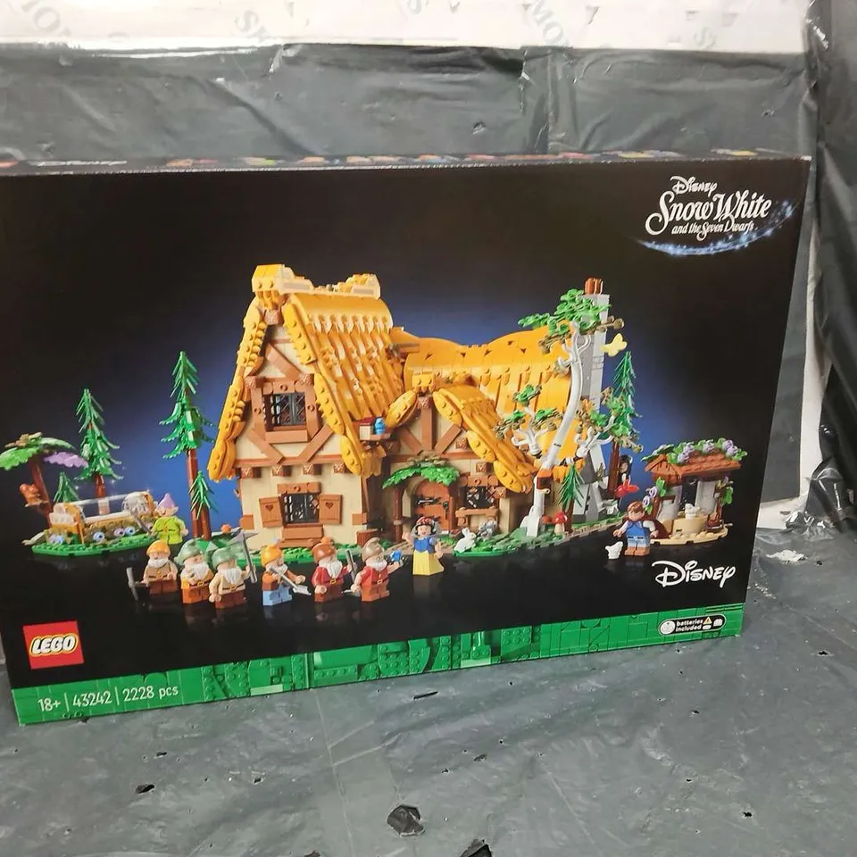 LEGO DISNEY SNOW WHITE AND THE SEVEN DWARFS’ COTTAGE 43242