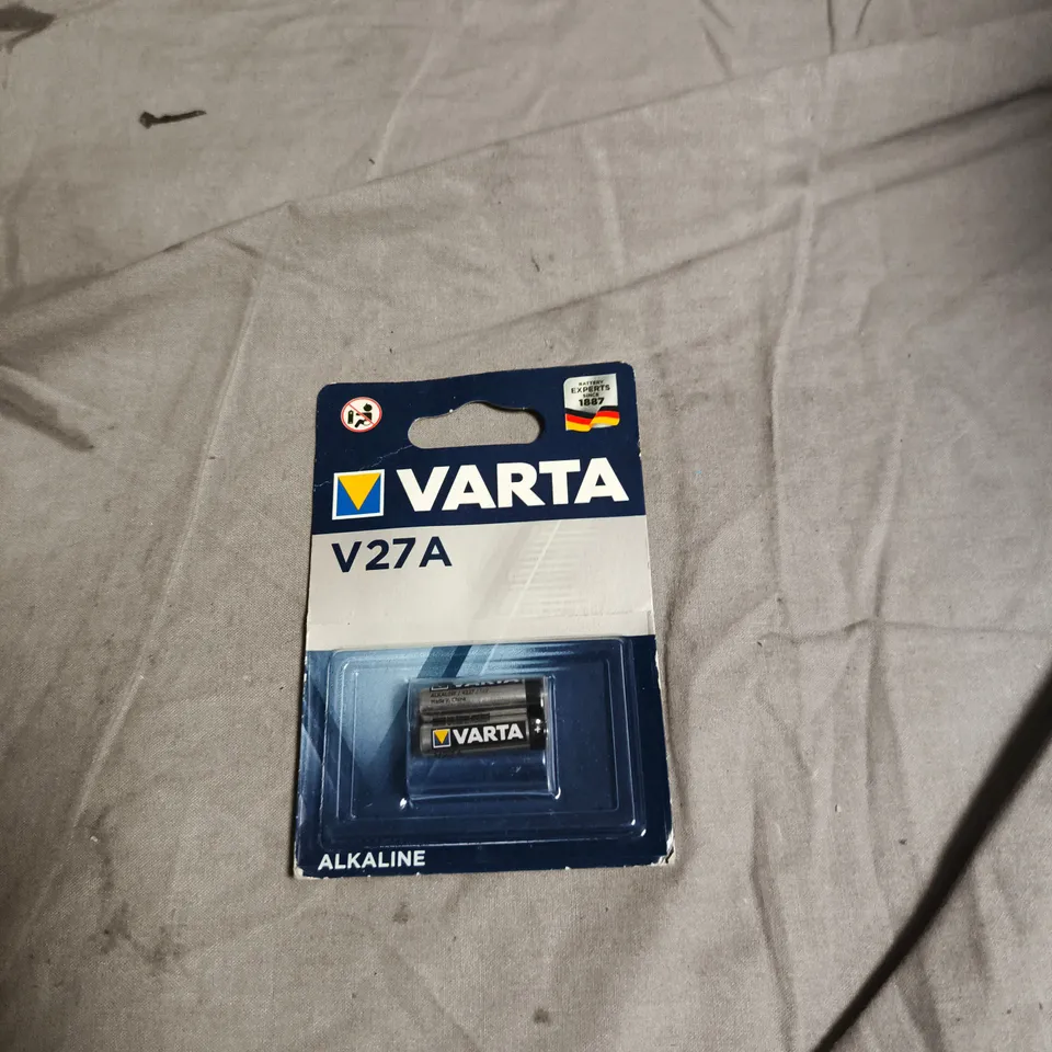 BOX OF APPROXIMATELY 40 ASSORTED ITEMS INCLUDING MOBILE PHONE CASE , VARTA BATTERIES AND PEREL XTENSION CABLE 