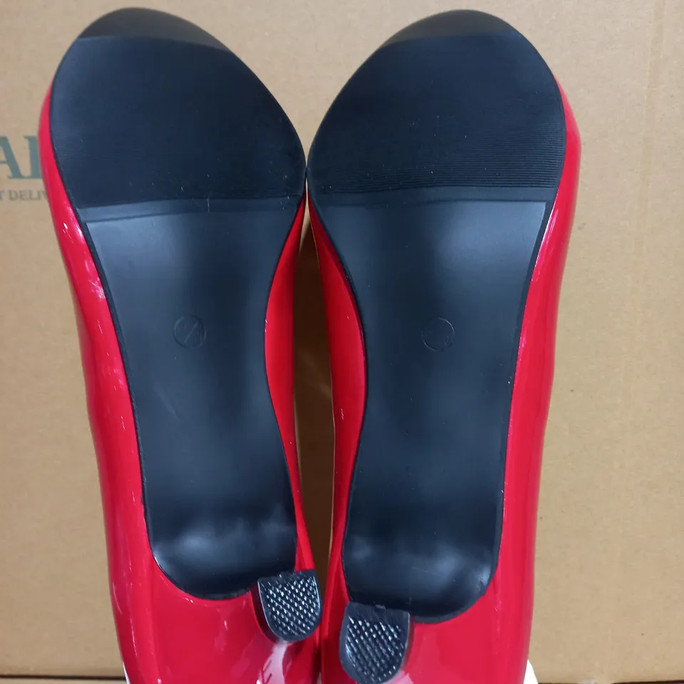 BUCKLE BS-20 WOMENS RED LOW HEEL SHOE - SIZE 10