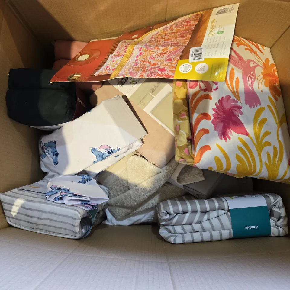 BOX OF APPROXIMATELY 9 ASSORTED BEDDING AND SOFT FURNISHING  ITEMS TO INCLUDE - WATERPROOF MATTRESS PROTECTOR DOUBLE , DINO DUVET SET SINGLE , DUVET SET SINGLE ETC