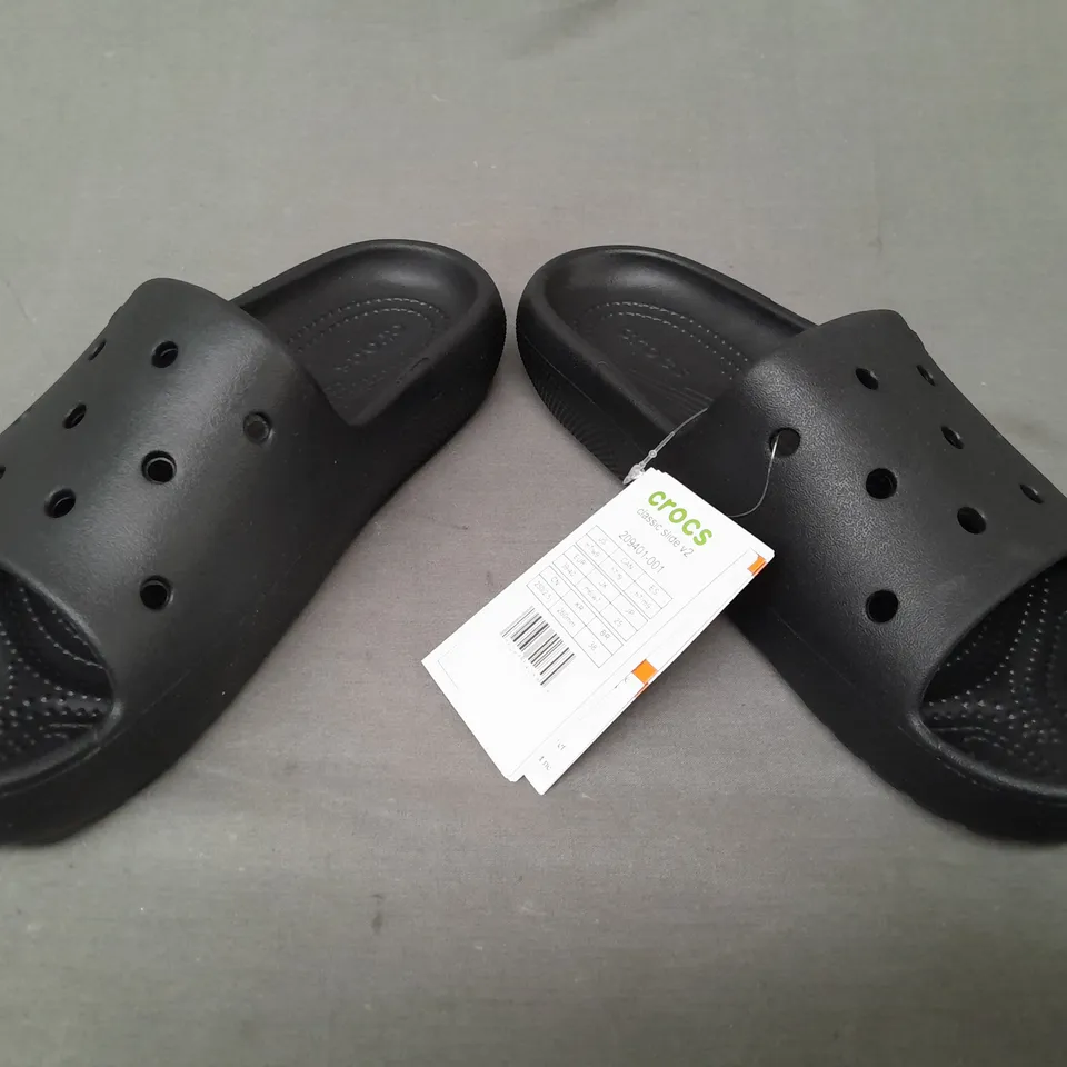 PAIR OF CROCS CLASSIC SLIDE V2 FOOTBED SLIDERS IN BLACK UK SIZE M6/W7