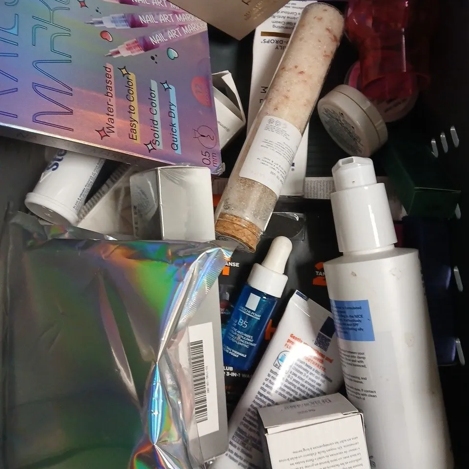 APPROXIMATELY 15 ASSORTED HEALTH & BEAUTY PRODUCTS TO INCLUDE REHAB HAIR SPRAY, BLD BRO MOISTURISER, BARENUTS HAIR REMOVER ETC 