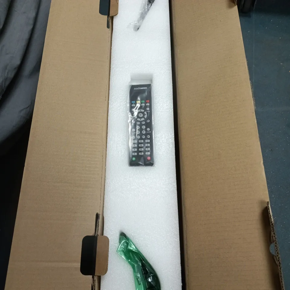 HANNSPREE HL400UPB 40IN LCD MONITOR – CRACKED SCREEN (DAMAGED) WITH REMOTE & POWER CABLE