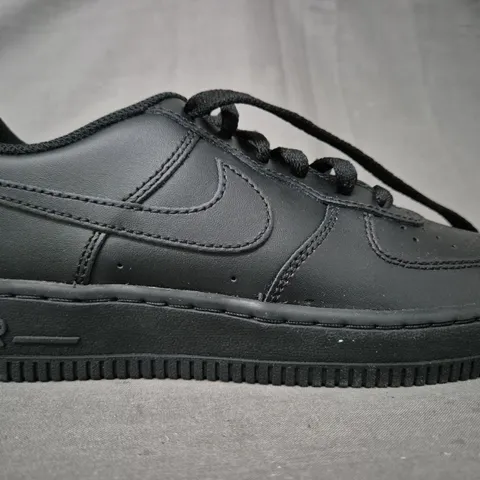 BOXED PAIR OF NIKE AIR FORCE 1SHOES IN BLACK UK SIZE 5