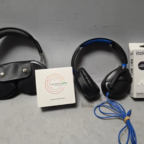 APPROXIMATELY 7 ASSORTED ITEMS TO INCLUDE - ITEK WIRELESS EARBUDS , HEARING DEVICE , TURTLE BEACH HEADSET ETC