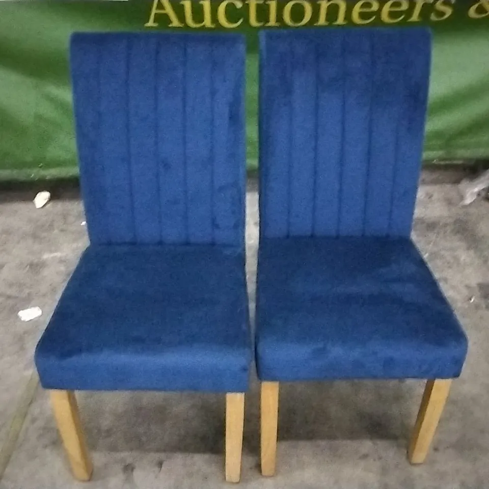 SET OF 2 NAVY BLUE VELVET DINING CHAIRS WITH WOODEN LEGS