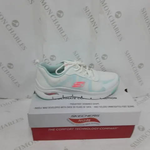 PAIR OF SKECHERS TRAINERS IN WHITE/BLUE SIZE 7