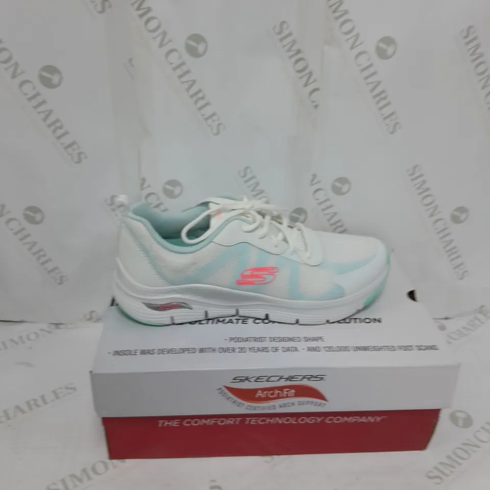 PAIR OF SKECHERS TRAINERS IN WHITE/BLUE SIZE 7