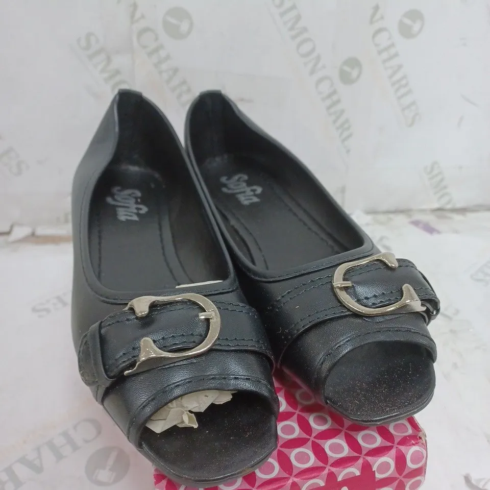 BOX OF APPROXIMATELY 8 SOFIA OPEN TOE LOW BLACK SHOES / SANDALS