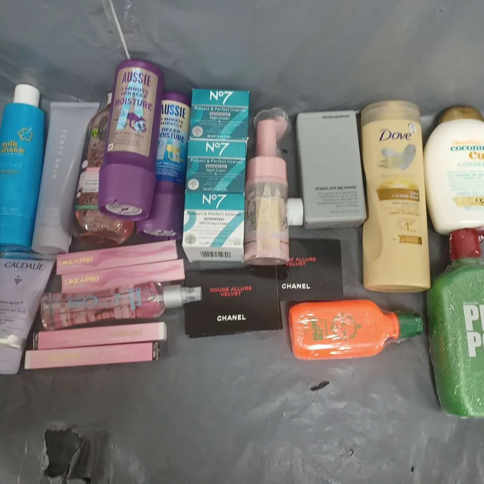 BOX OF APPROXIMATELY 12 ASSORTED COSMETIC ITEMS TO INCLUDE- PLOUISE CLEANSER- AUSSIE DEEP TREATMENT- KEVIN MURPHY CONDITIONER