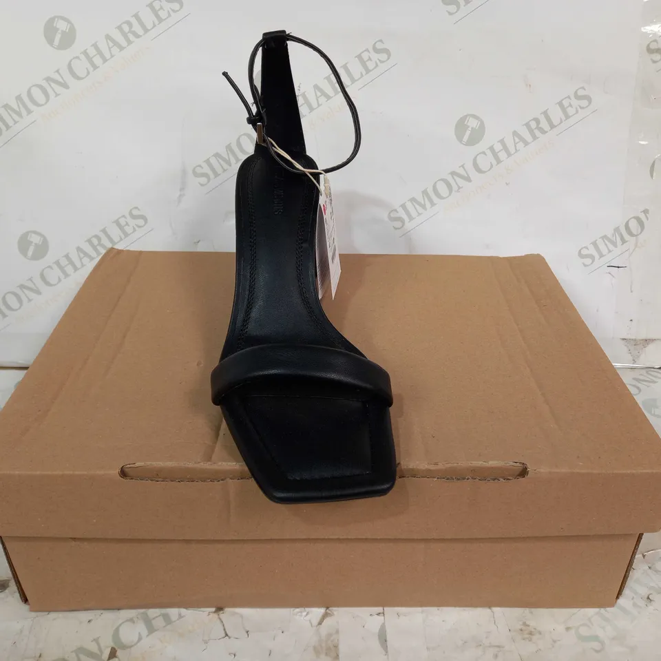 PAIR OF STRADIVARIUS STRAPPY HEELED SANDALS IN BLACK UK SIZE 7