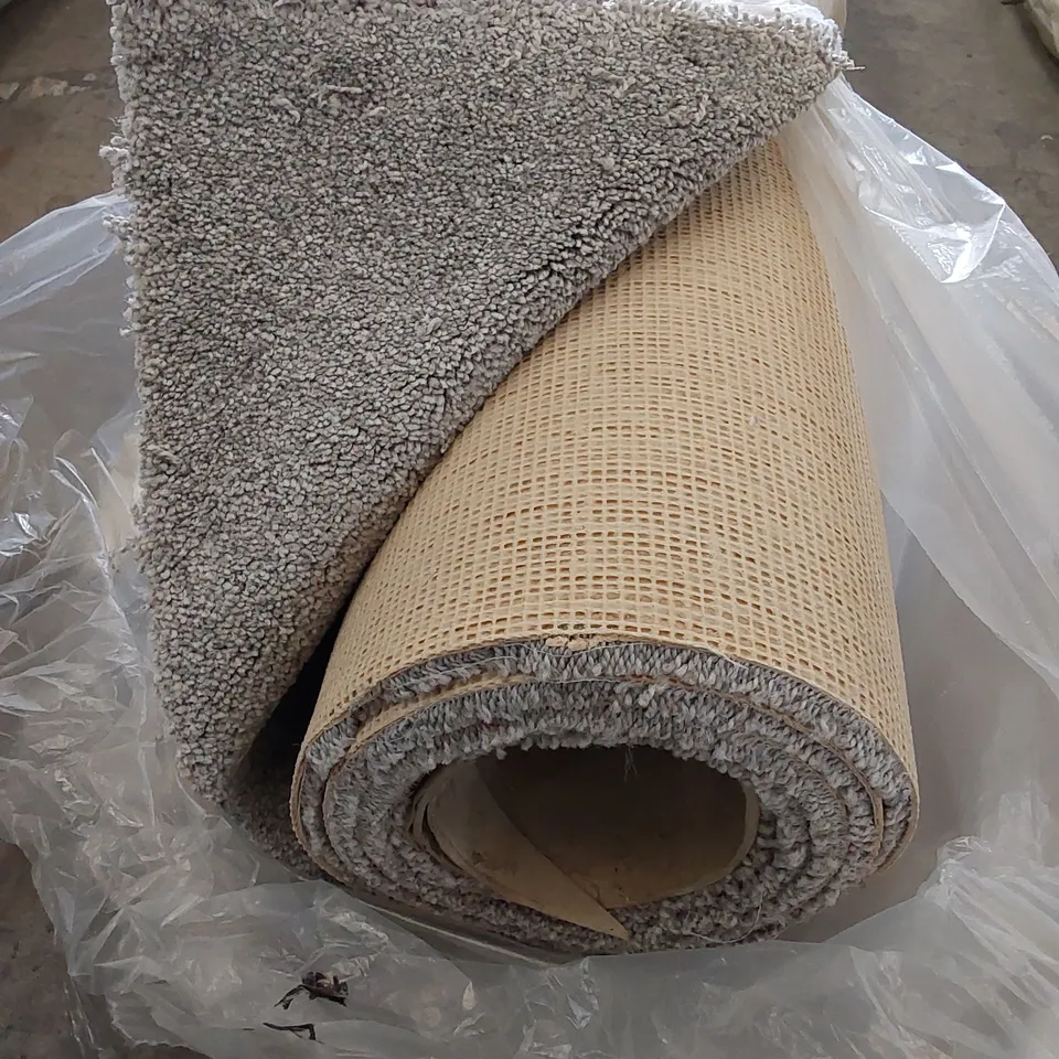 ROLL OF QUALITY EMPEROR PLATINUM CARPET // SIZE: APPROXIMATELY 4 X 2.6m