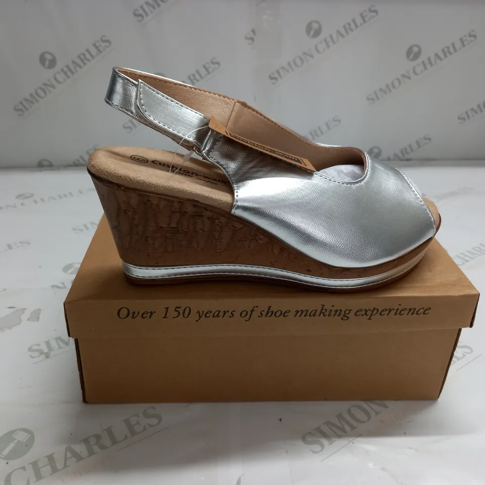 BOXED PAIR OF CUSHION WALK SILVER STRAPPY WEDGE HEELED SHOES - SIZE 6