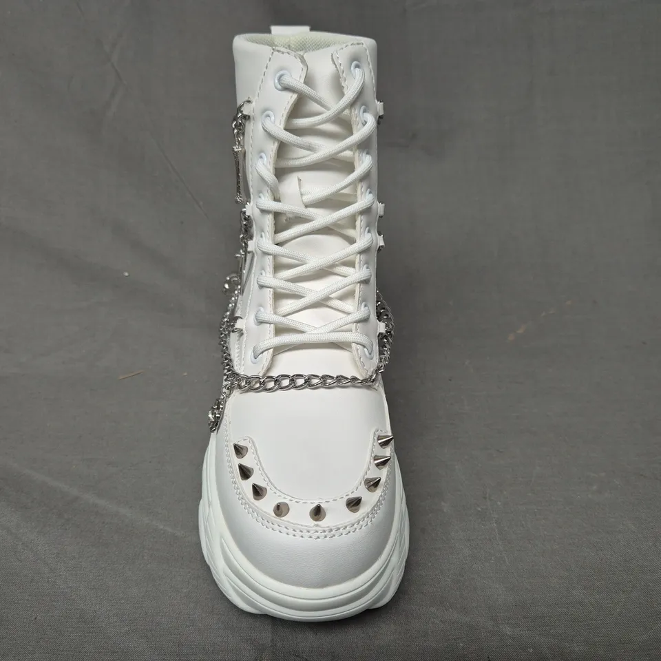 BOXED PAIR OF KOI BONED CATCH WHITE MYSTIC CHARM BOOTS UK SIZE 3