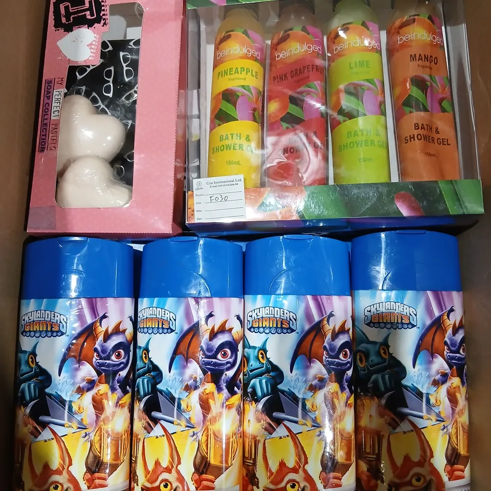 APPROXIMATELY 25 ASSORTED HEALTH & BEAUTY, BATH & BODY PRODUCTS – GELS, SOAPS, LOTIONS & FRAGRANCES