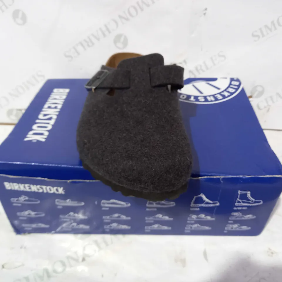 BOXED PAIR OF BIRKENSTOCK FELT SLIP-ON SHOES IN DARK GREY EU SIZE 41