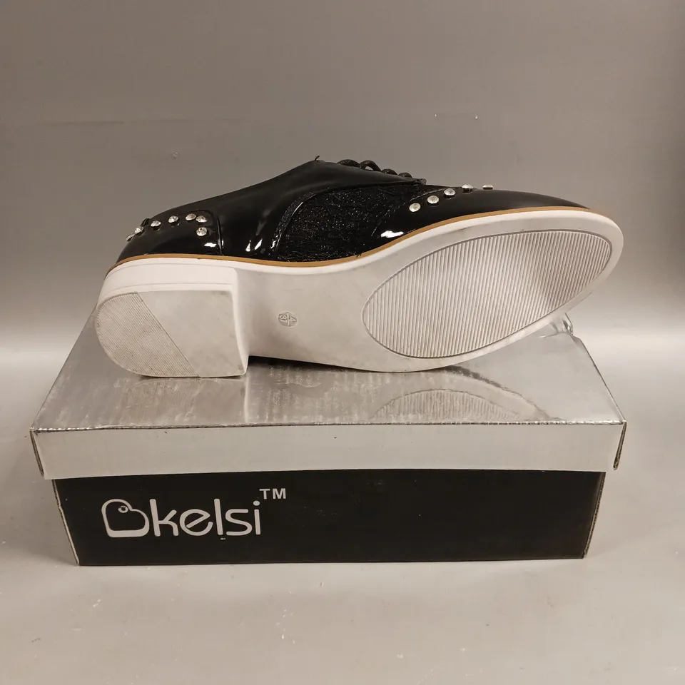 BOXED PAIR OF KELSI LACED SEQUINED SHOES IN BLACK - 4