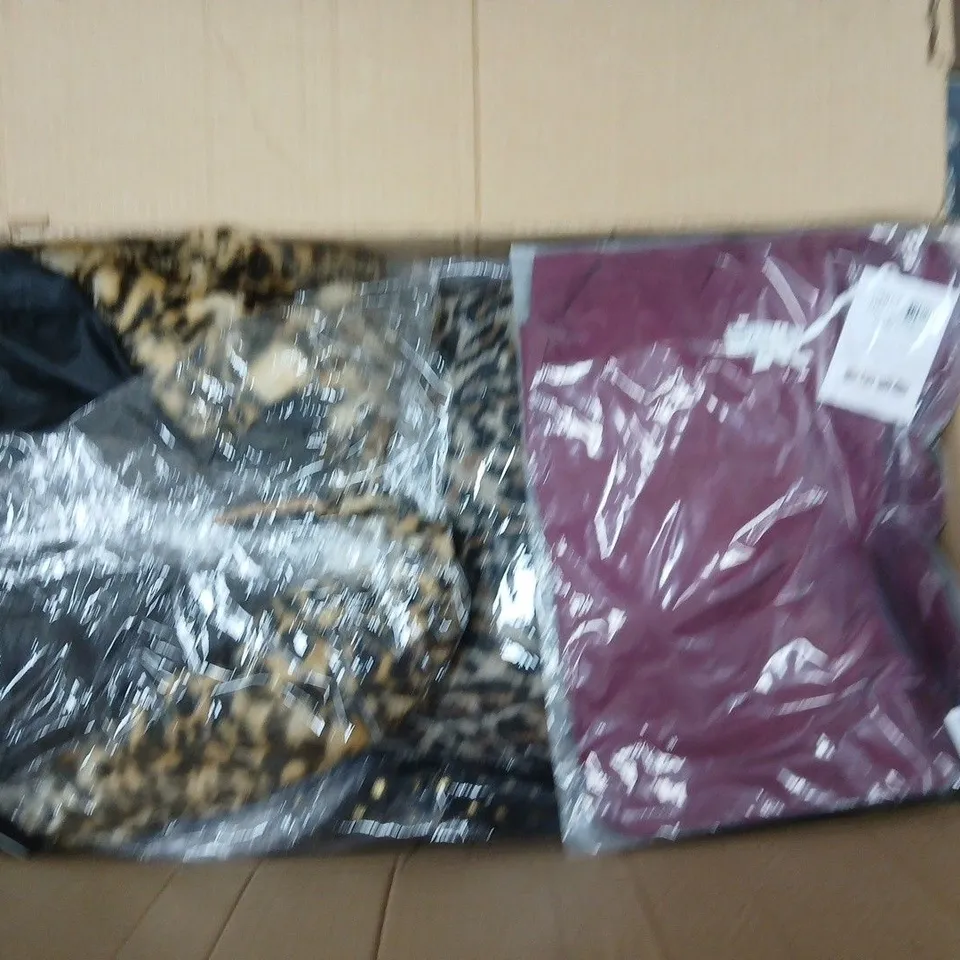 APPROX 15 ASSORTED CLOTHING ITEMS IN VARIOUS STYLES, COLOURS AND SIZES 