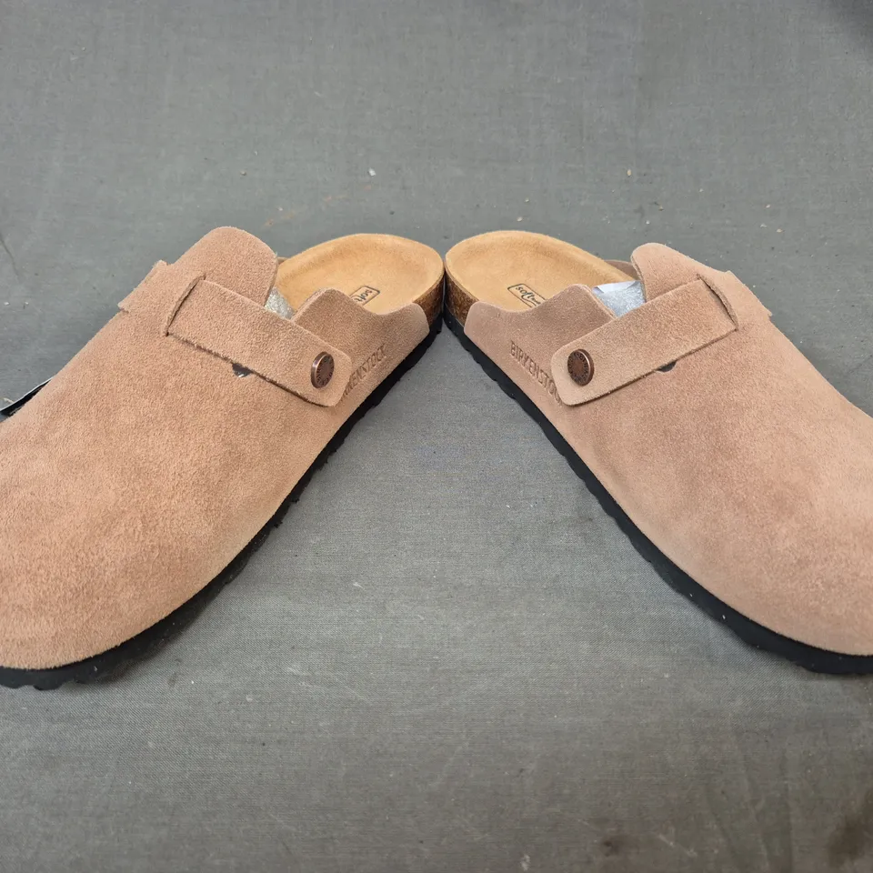 BOXED PAIR OF BIRKENSTOCK BOSTON BS SHOES IN TAN UK SIZE 6