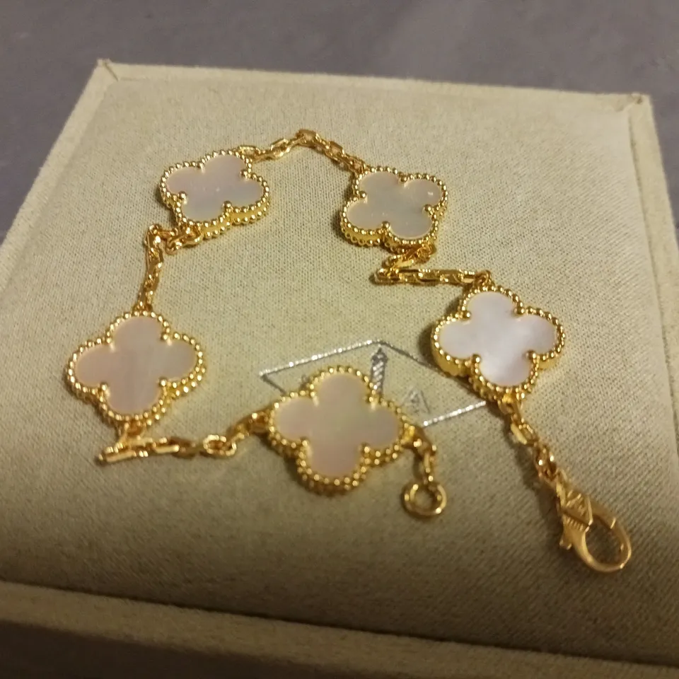 VAN CLEEF & ARPELS 4-LEAF CLOVER THEMED BRACELET
