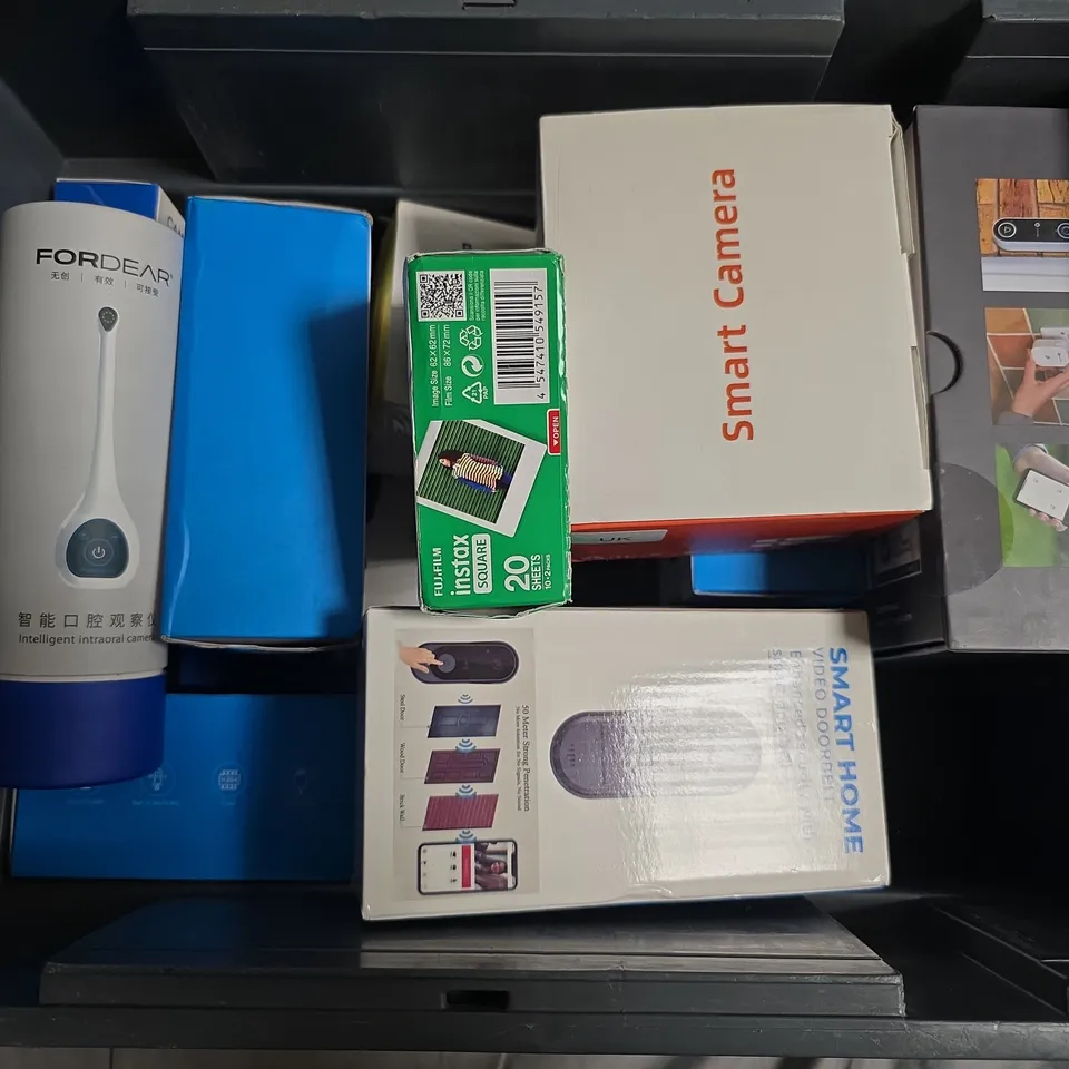 APPROXIMATELY 12 ASSORTED ELECTRICAL ITEMS TO INCLUDE SMART HOME VIDEO DOORBELL, LITCOM 2K WINDOW CAMERA, INSTAX SQUARE INSTANT FILM, ETC