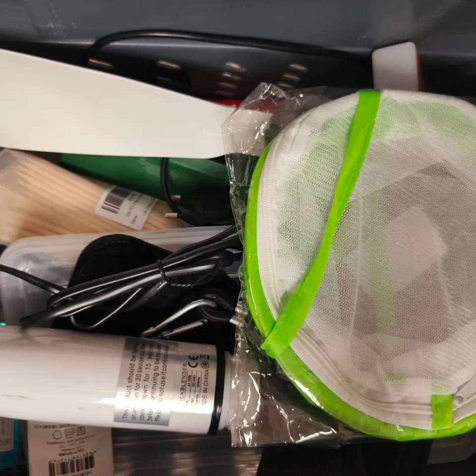 APPROXIMATELY 10 ASSORTED HOUSEHOLD ITEMS