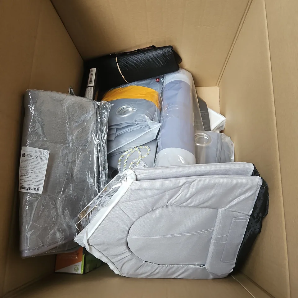 BOX OF APPROXIMATELY 12 ASSORTED HOUSEHOLD ITEMS TO INCLUDE - MICROFIBER MOP - CLAR FILE HOLDERS - PHOTO FRAME - ETC