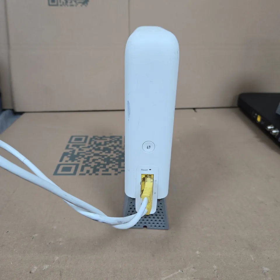 EE SMART WIFI SW40J – HOME NETWORKING ROUTER/HUB (WHITE)