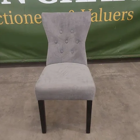 DESIGNER GREY FABRIC BUTTON BACK DINING CHAIR WITH BLACK LEGS