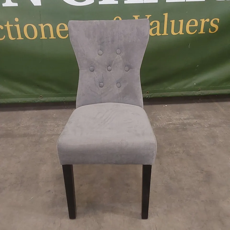 DESIGNER GREY FABRIC BUTTON BACK DINING CHAIR WITH BLACK LEGS