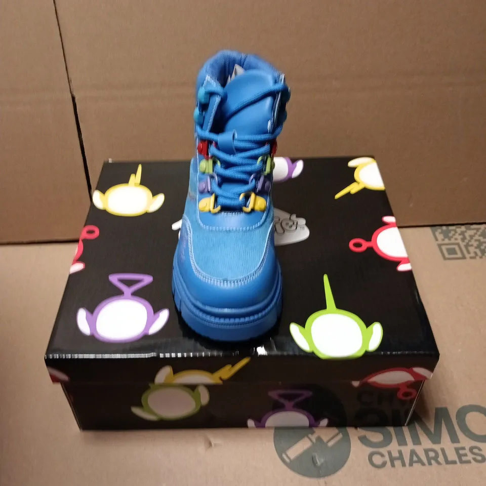 BOXED PAIR OF KOI HOME HILL TELETUBBIES KIDZ BOOTS IN BLUE - UK KIDS SIZE 10