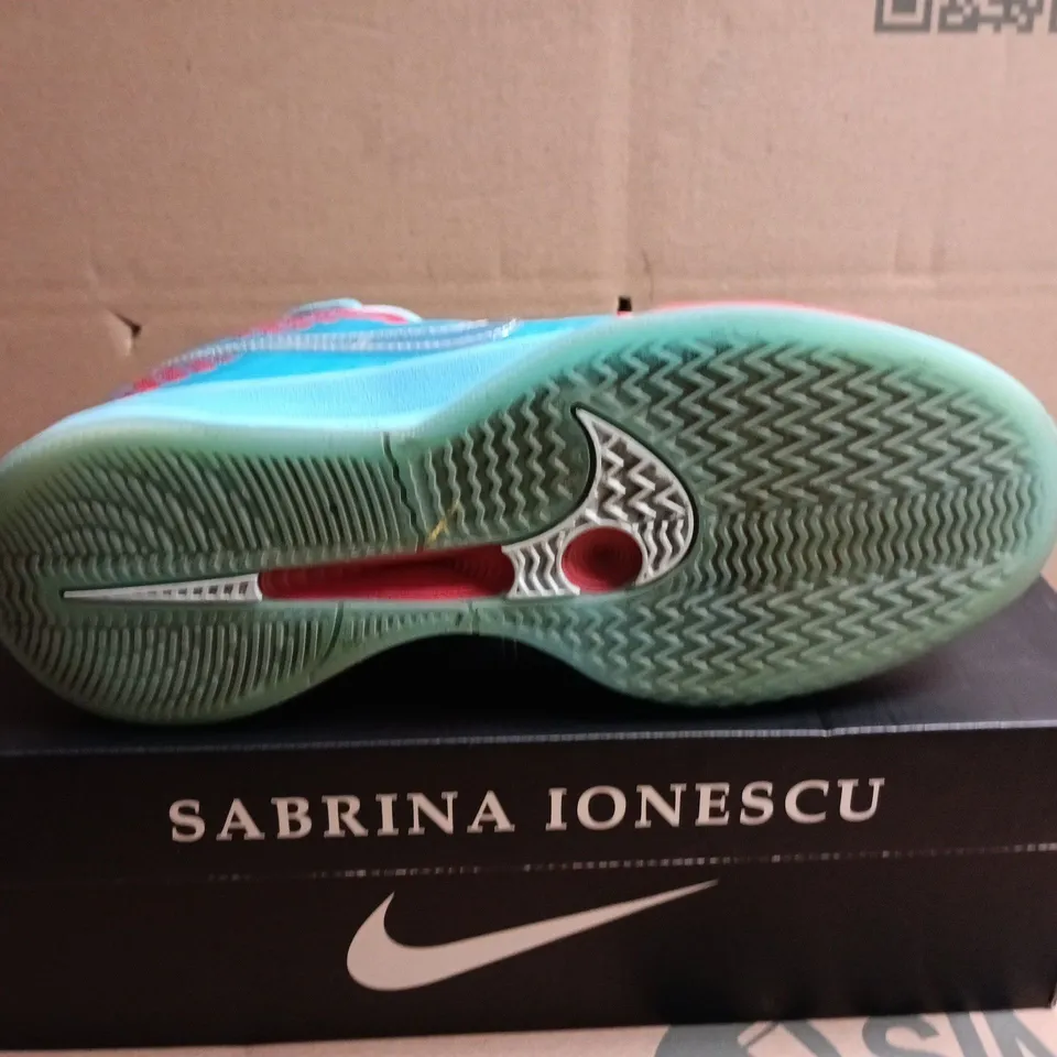 BOXED PAIR OF NIKE SABRINA 2 WOMEN’S BASKETBALL SHOES – UK SIZE 7