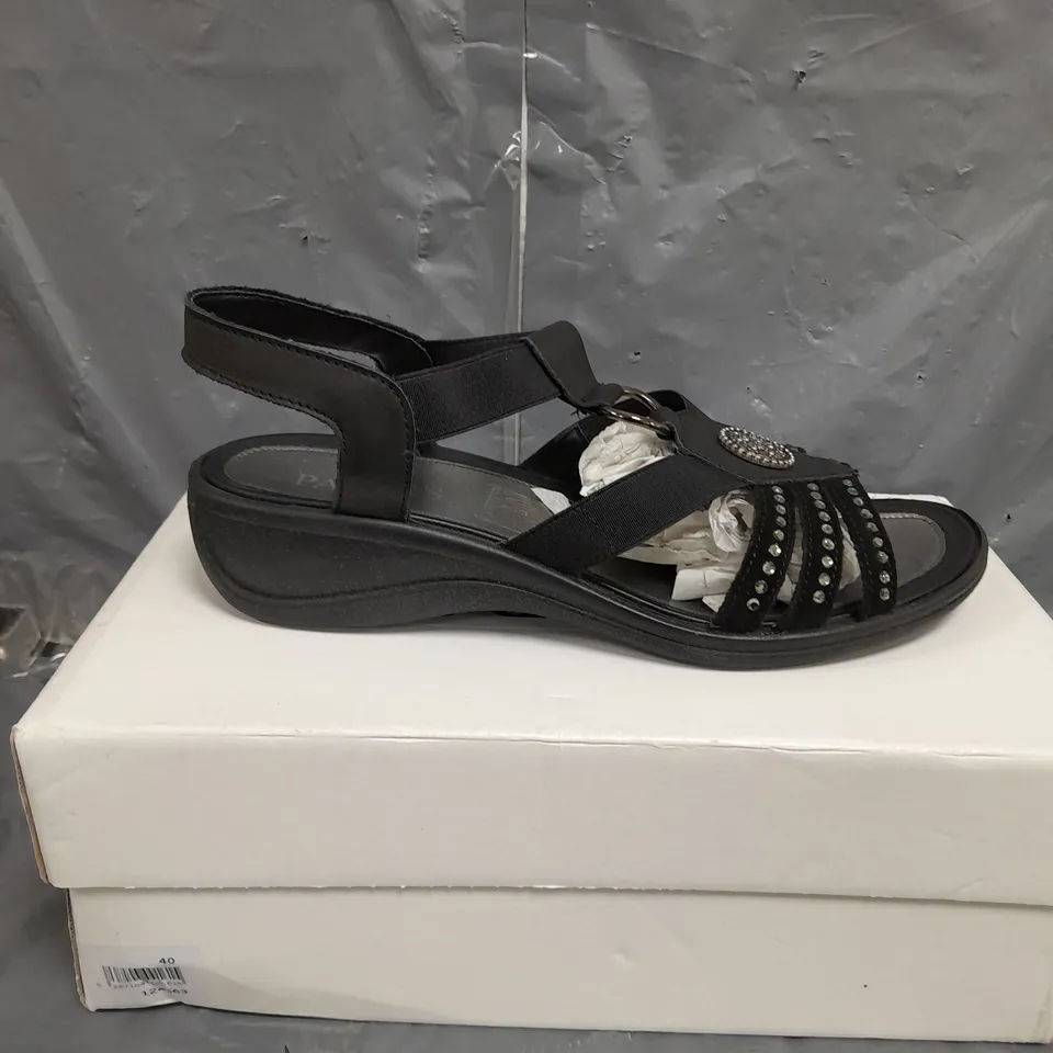 BOXED PAVERS OPEN TOED SANDALS SIZE 40 