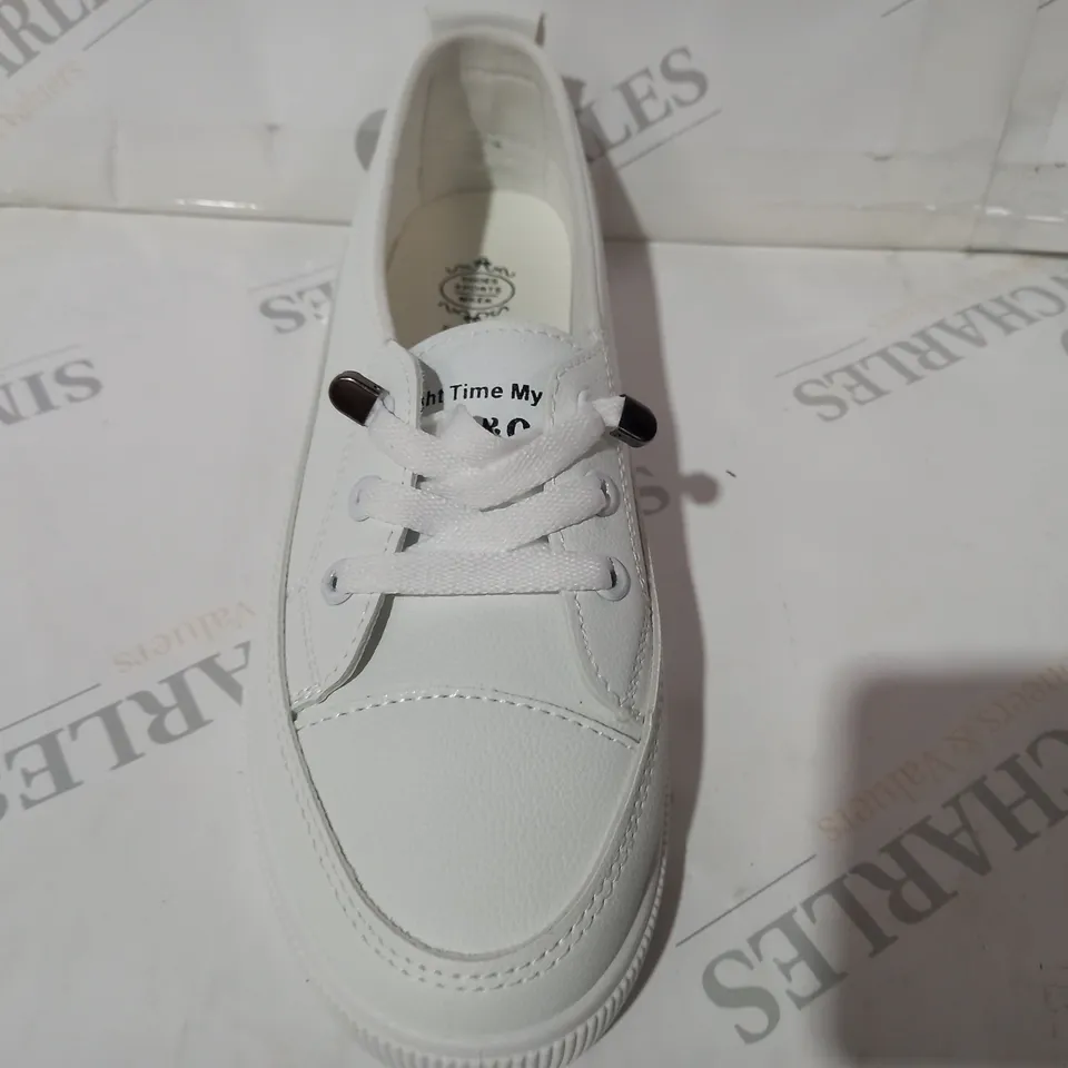 BOXED PAIR OF JIUYOU SHOES IN WHITE EU SIZE 40