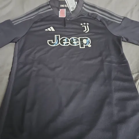 JUVENTUS FC FOOTBALL JERSEY – SIZE 15/16 YRS