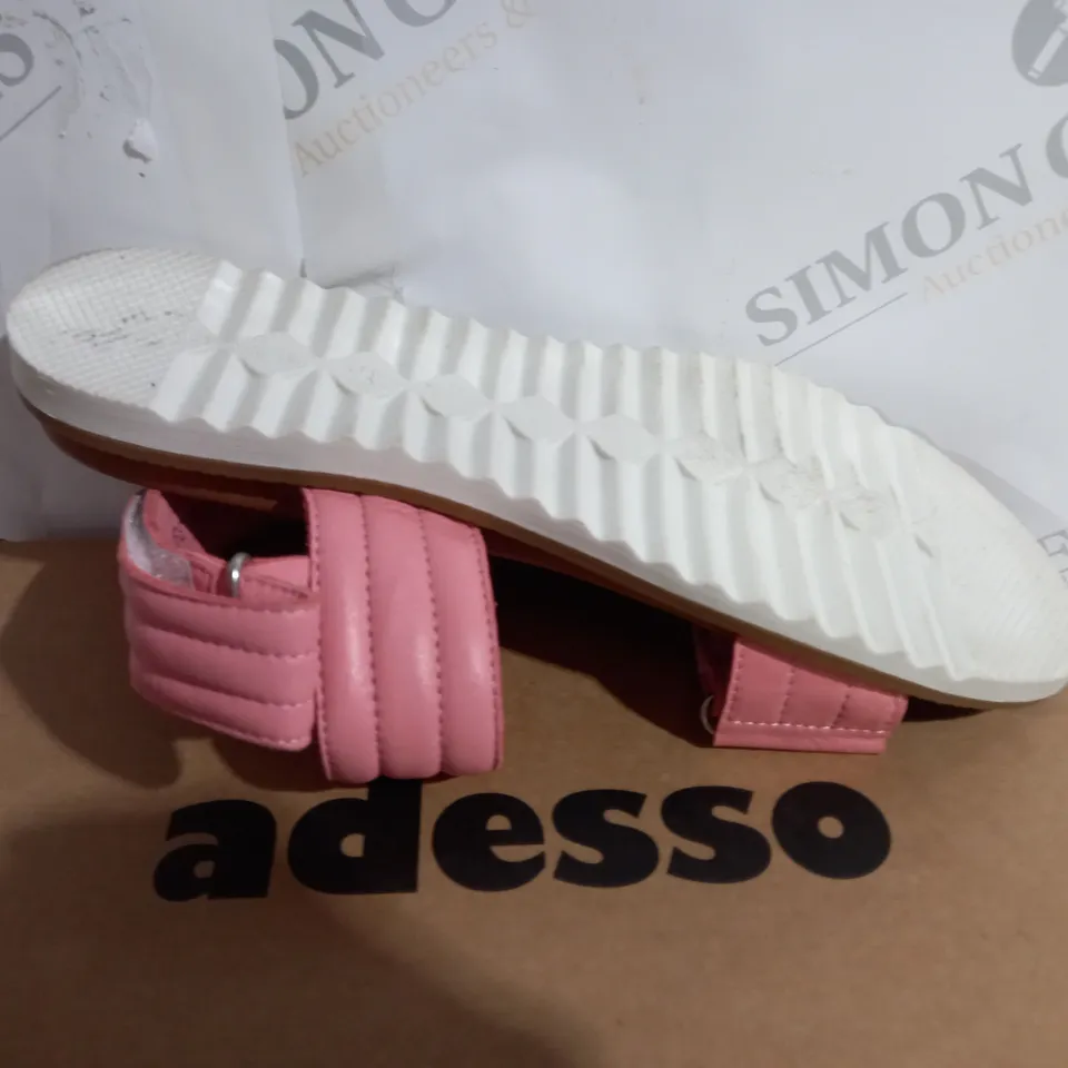BOXED PAIR OF ADESSO LEATHER OPEN TOE FLAT SANDAL - SIZE 7