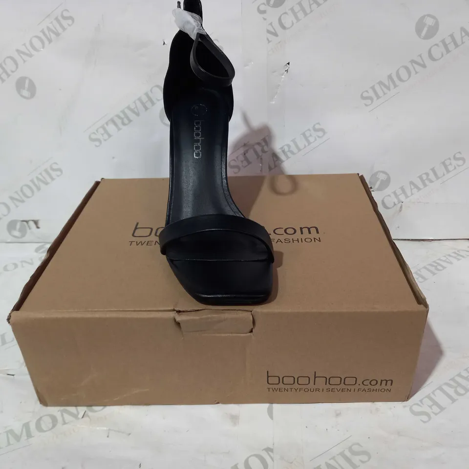 BOXED PAIR OF BOOHOO LEATHER HEELS IN BLACK UK SIZE 6