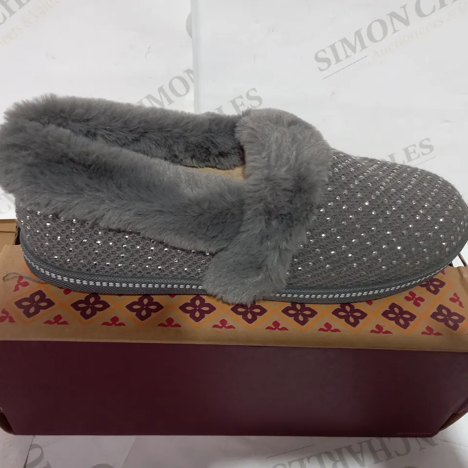 BOXED PAIR OF SKECHERS CHARCOAL COSY SLIPPER - SIZE 7