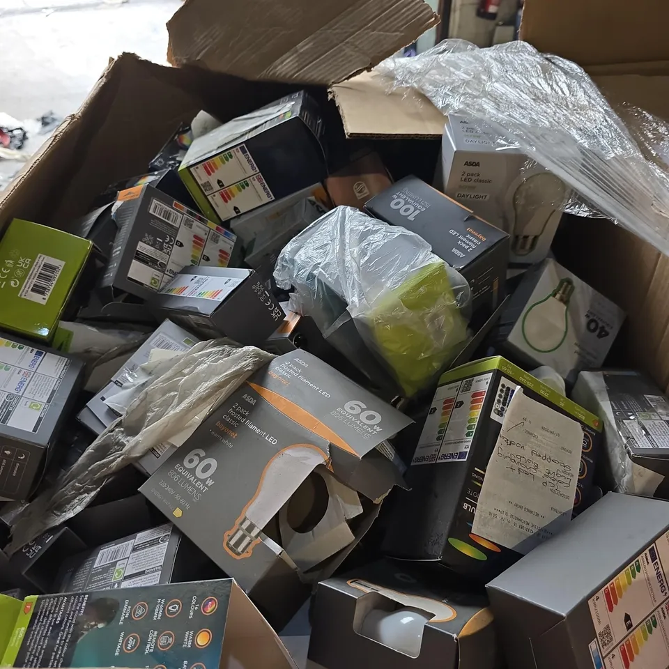 PALLET OF 4 BOXES CONTAINING LARGE QUANTITY OF ASSORTED LIGHT BULBS