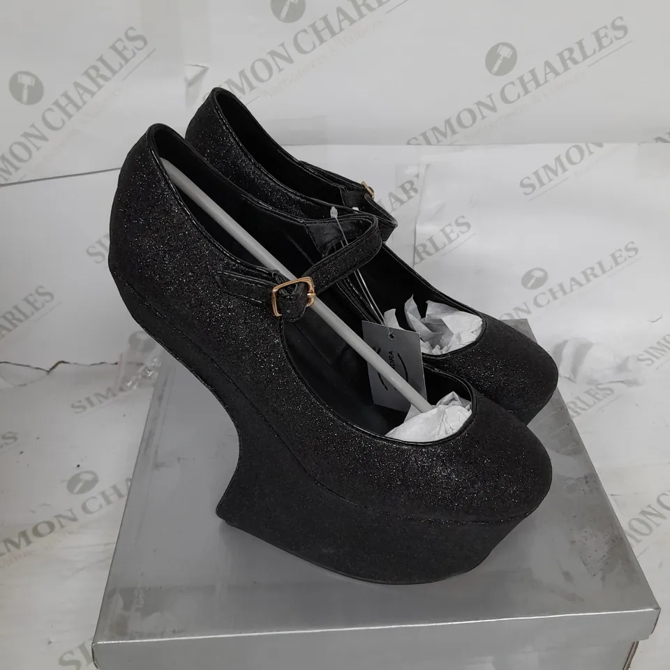 BOXED PAIR OF CASANDRA PLATFORM STRAP SHOE IN BLACK GLITTER SIZE 7